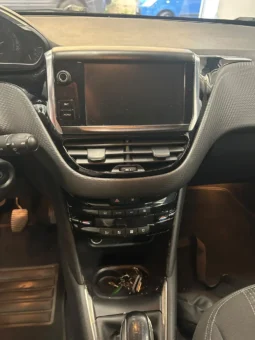 
										PEUGEOT 208 1.2 ALLURE 82CV full									
