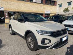 
										VOLKSWAGEN T-ROC 1.0 LIFE 110CV full									
