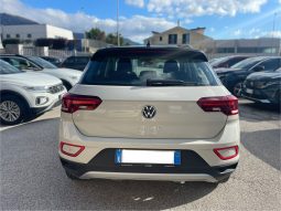 
										VOLKSWAGEN T-ROC 1.0 LIFE 110CV full									